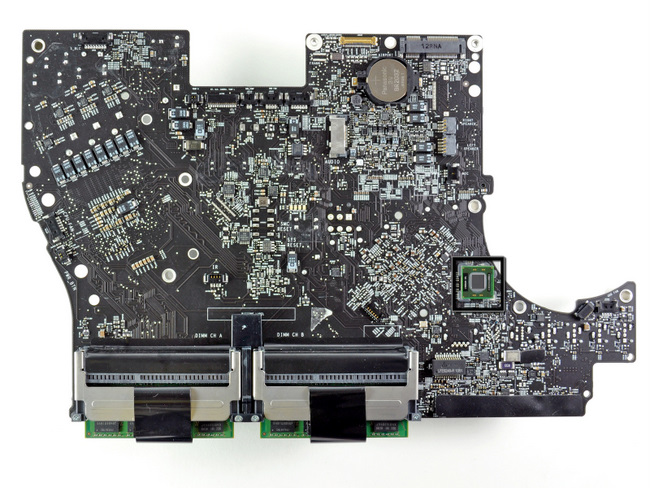 2011年新款苹果 iMac 的主板背面