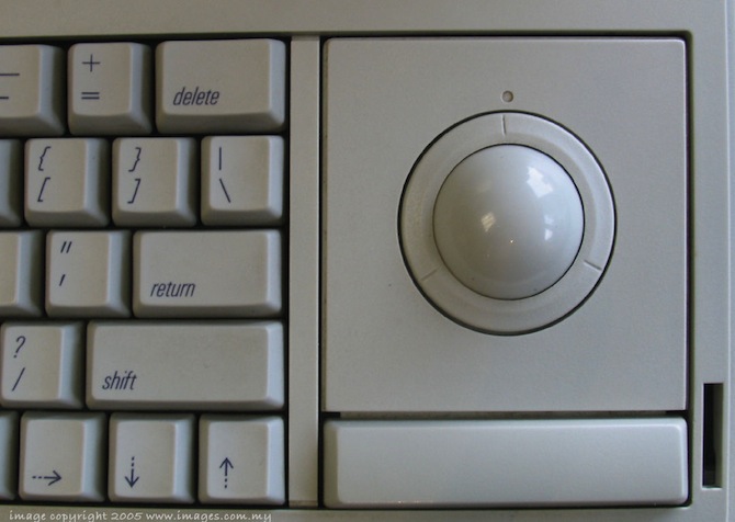 Macintosh Portable 的轨迹球特写照片