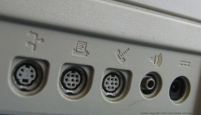 第一台苹果笔记本电脑：Macintosh Portable 的后部接口