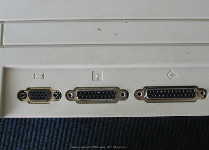 第一台苹果笔记本电脑：Macintosh Portable 的后部接口