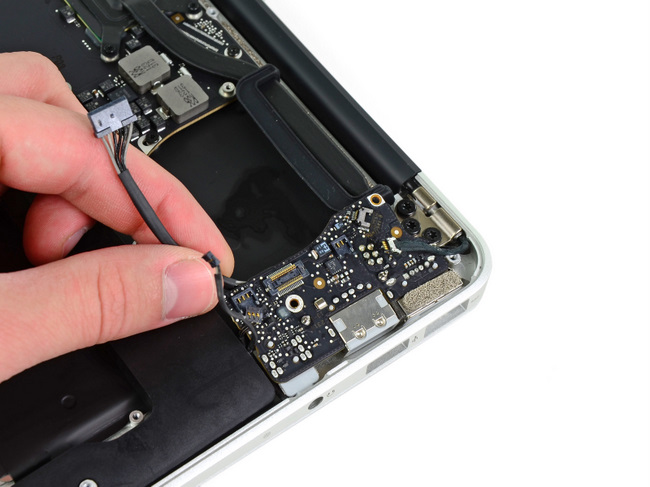 2011年款苹果 MacBook Air 超薄笔记本电脑的 I/O 接口模块