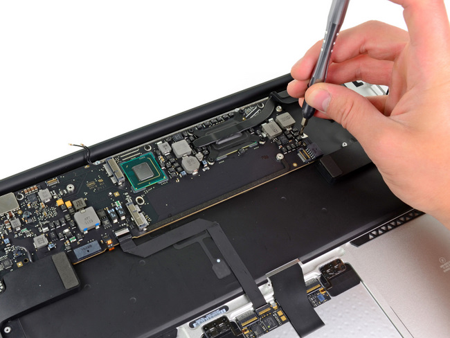 2011年款苹果 MacBook Air 超薄笔记本电脑的主板固定螺丝