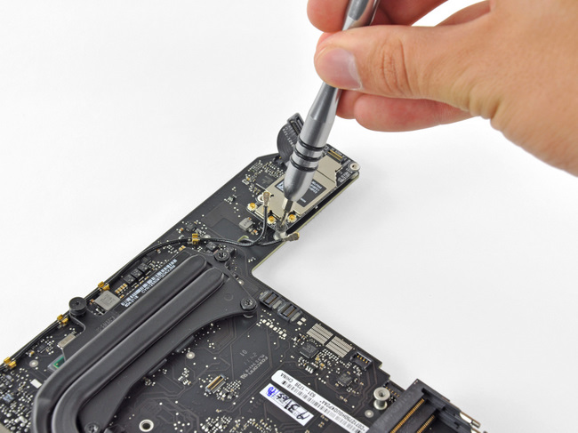 2011年新款苹果 Mac mini 的无线模块固定螺丝