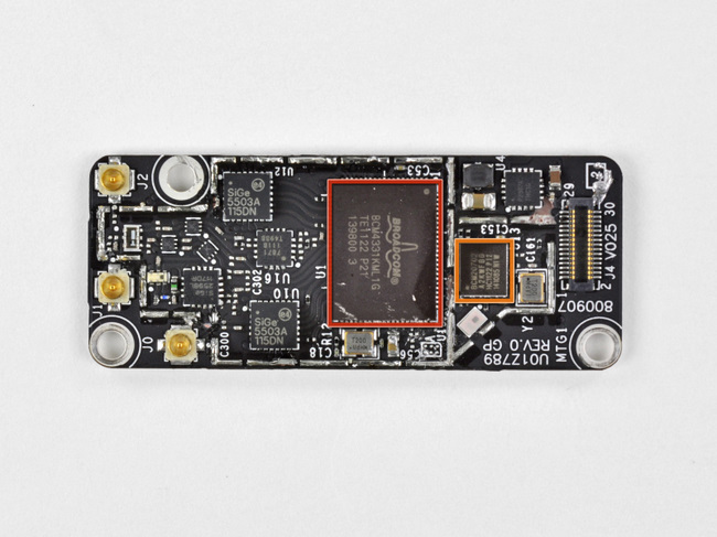 2011年新款苹果 Mac mini 的无线模块芯片特写