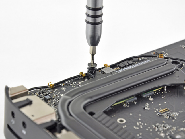 2011年新款苹果 Mac mini 的热管散热器固定螺丝