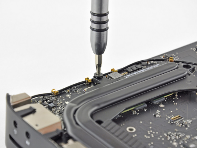 2011年新款苹果 Mac mini 的热管散热器固定螺丝