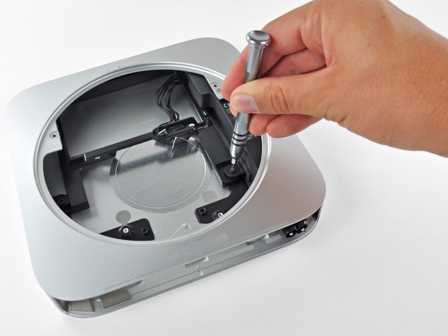 2011年新款苹果 Mac mini 的电源固定螺丝