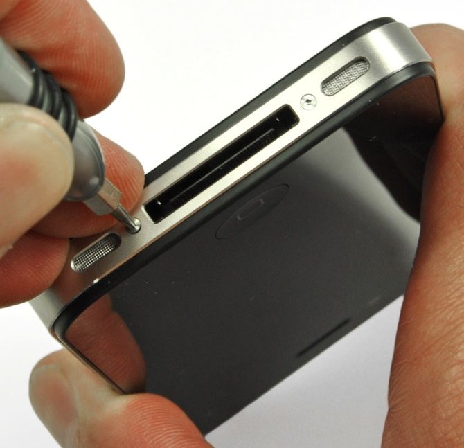 苹果 iPhone 4S 机身底部的螺丝
