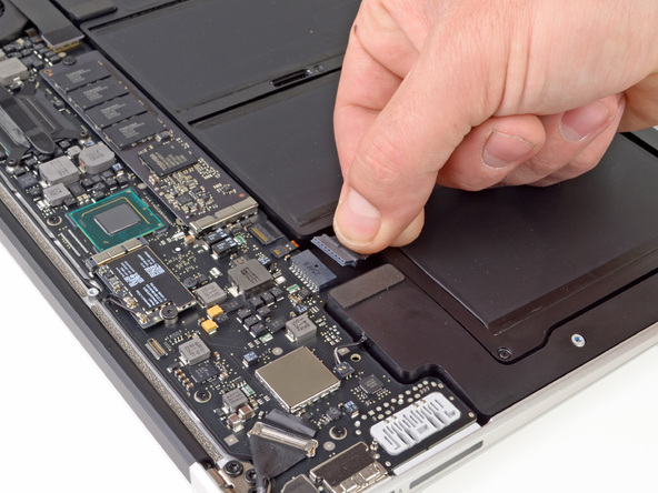 2012 款苹果 MacBook Air 笔记本电脑电池与主板的接口