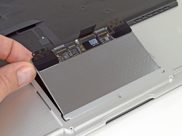 2012 款苹果 MacBook Air 笔记本电脑的触控板