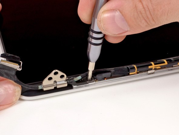 2012 款 Retina 屏苹果 MacBook Pro 笔记本电脑的屏幕拆机组图