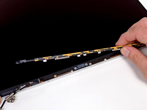 2012 款 Retina 屏苹果 MacBook Pro 笔记本电脑的屏幕拆机组图