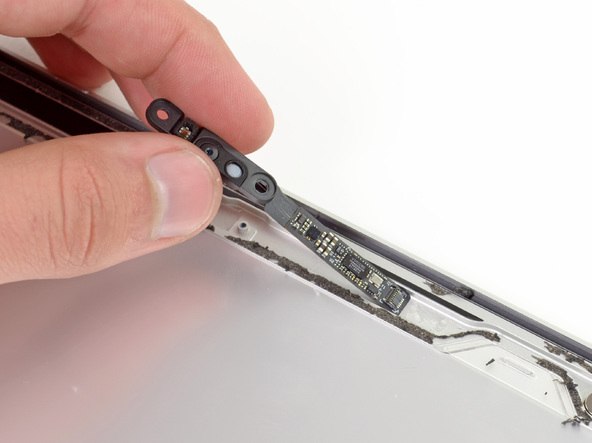 2012 款 Retina 屏苹果 MacBook Pro 笔记本电脑的屏幕拆机组图