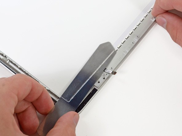 2012 款 Retina 屏苹果 MacBook Pro 笔记本电脑的屏幕拆机组图