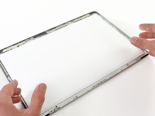 2012 款 Retina 屏苹果 MacBook Pro 笔记本电脑的屏幕拆机组图
