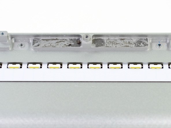 2012 款 Retina 屏苹果 MacBook Pro 笔记本电脑的屏幕拆机组图