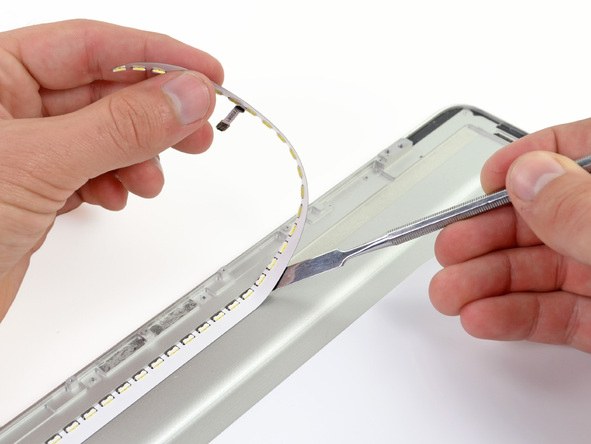 2012 款 Retina 屏苹果 MacBook Pro 笔记本电脑的屏幕拆机组图