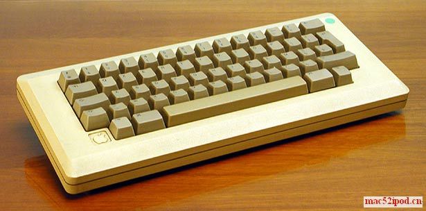 Macintosh Keyboard - 1984 这款键盘是 Macintosh Plus 的标准键盘，也是第一个带有“Command”键的苹果键盘。