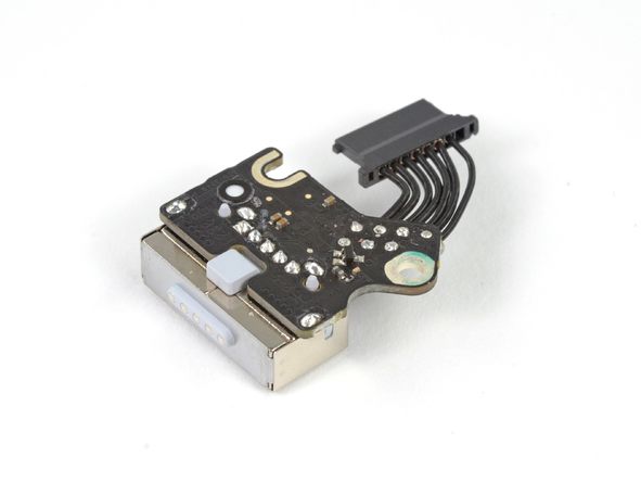 13 寸苹果 rMBP 笔记本电脑的 MagSafe 2 电源接口