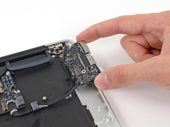 2013 款苹果 MacBook Air 笔记本电脑拆机组图