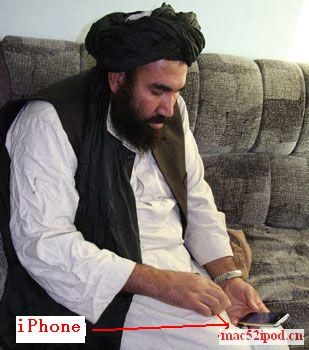 前阿富汗塔利班领导人Mullah Zaif用苹果iPhone手机的照片