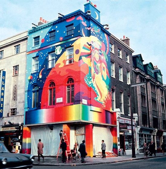 甲壳虫乐队（The Beatles）开在伦敦贝克街的 Apple shop