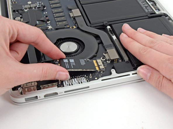 2013 款 13 寸 苹果 MacBook Pro Retina 笔记本拆机组图