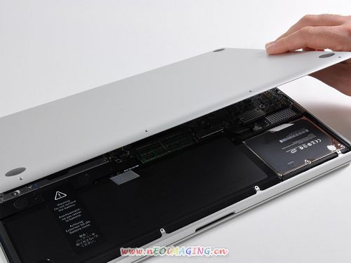 17寸苹果MacBook Pro笔记本电脑拆解组图：取下底盖