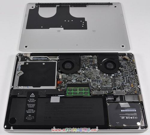 17寸苹果MacBook Pro笔记本电脑拆解组图：内部第一印象