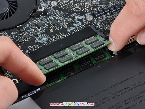 17寸苹果MacBook Pro笔记本电脑拆解组图：内存