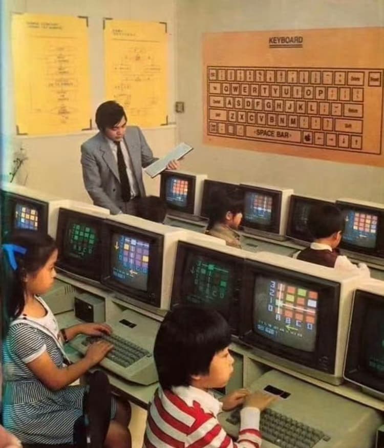 1984年香港的小学生在电脑课上用的是 Apple II