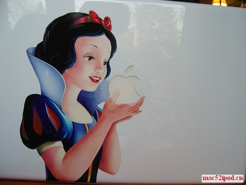 白雪公主装饰的苹果电脑Macbook的照片