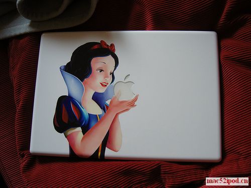 白雪公主装饰的苹果电脑Macbook的照片