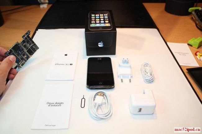 苹果iPhone 3GS手机拆解，所有赠品