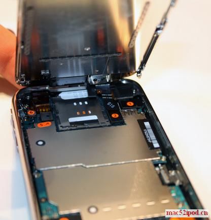 苹果iPhone 3GS手机拆解，撬起屏幕，断开排线