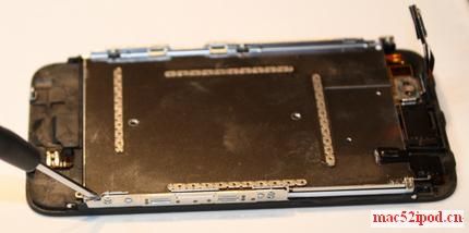 苹果iPhone 3GS手机拆解，拆下液晶屏