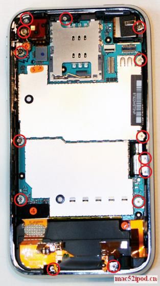 苹果iPhone 3GS手机拆解，拧下图中圈到的螺丝