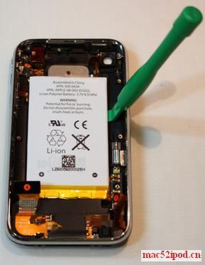 苹果iPhone 3GS手机拆解，撬下电池