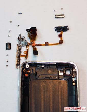 拆解苹果iPhone 3GS手机耳机接口、顶端按键模块。